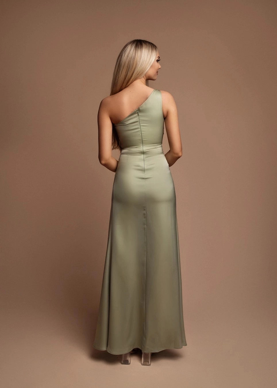 Vestido largo asimétrico fluido con abertura elegante