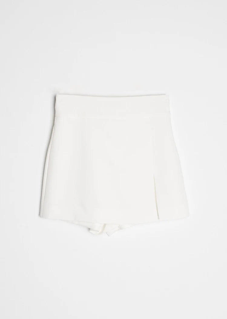 SHORT CON ABERTURA