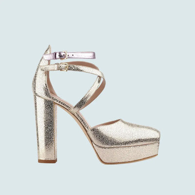 ZAPATOS CON PLATAFORMA DORADA Y CORREAS CRUZADAS