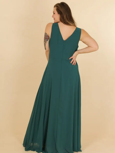 Vestido largo con abertura en cuello en V