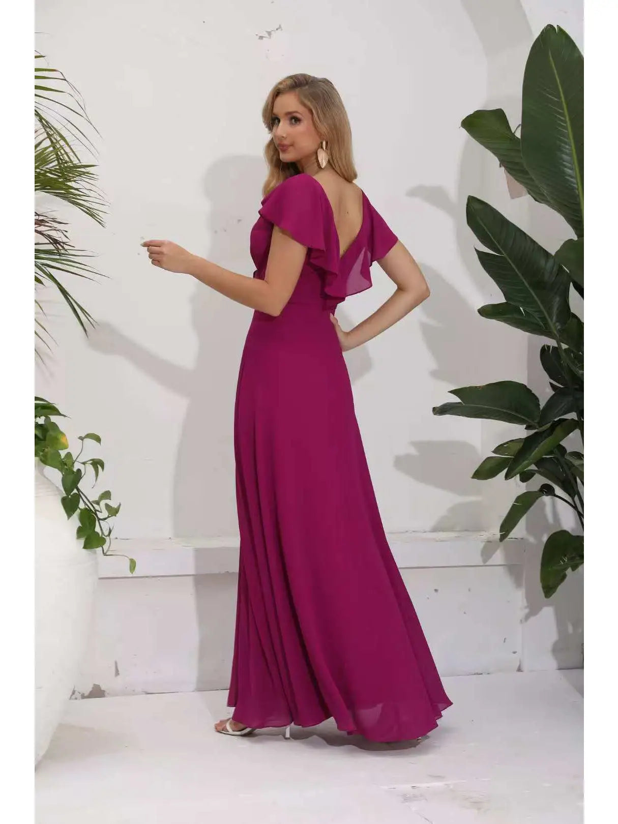 Vestido de noche largo con abertura y cuello en V