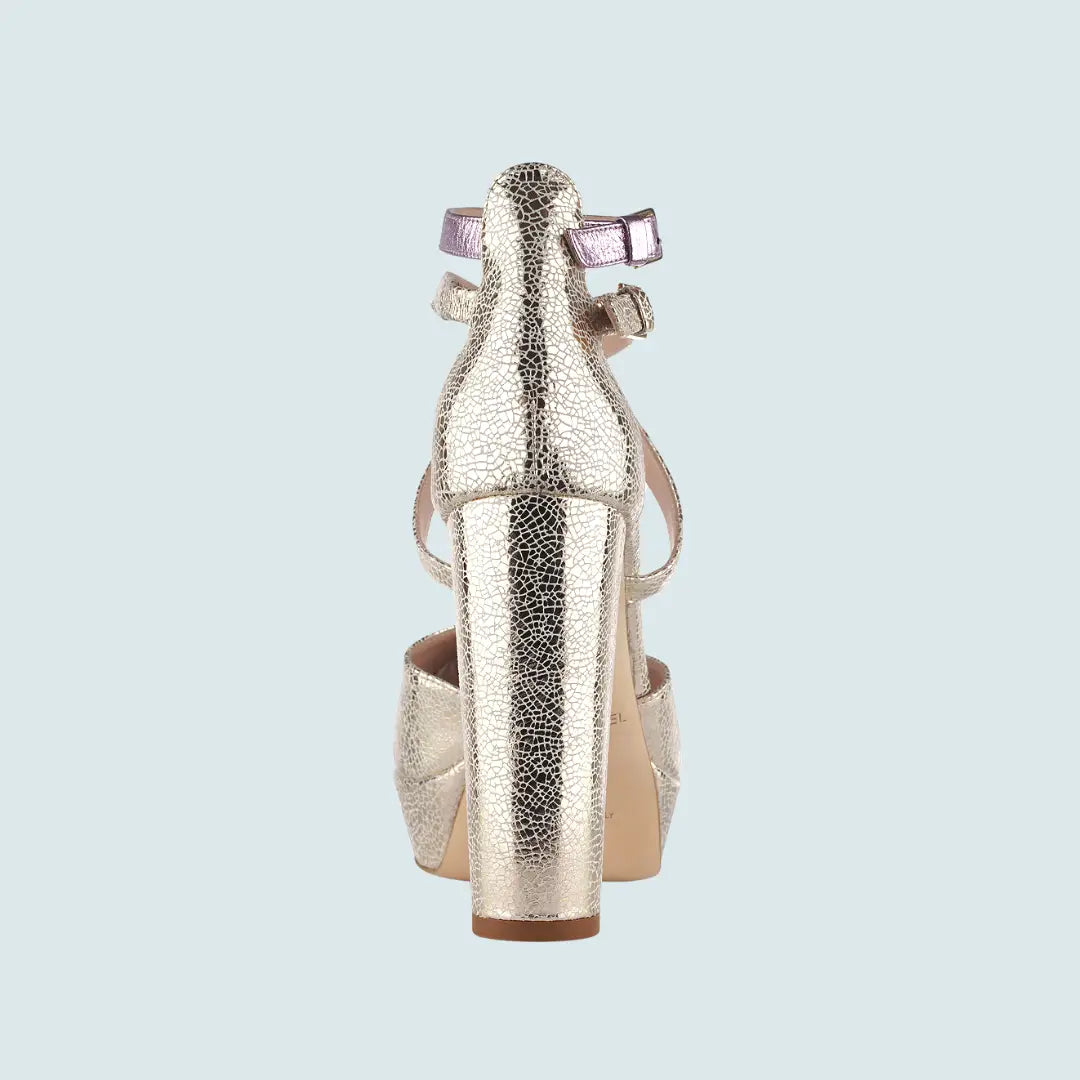ZAPATOS CON PLATAFORMA DORADA Y CORREAS CRUZADAS