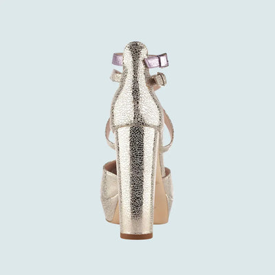 ZAPATOS CON PLATAFORMA DORADA Y CORREAS CRUZADAS