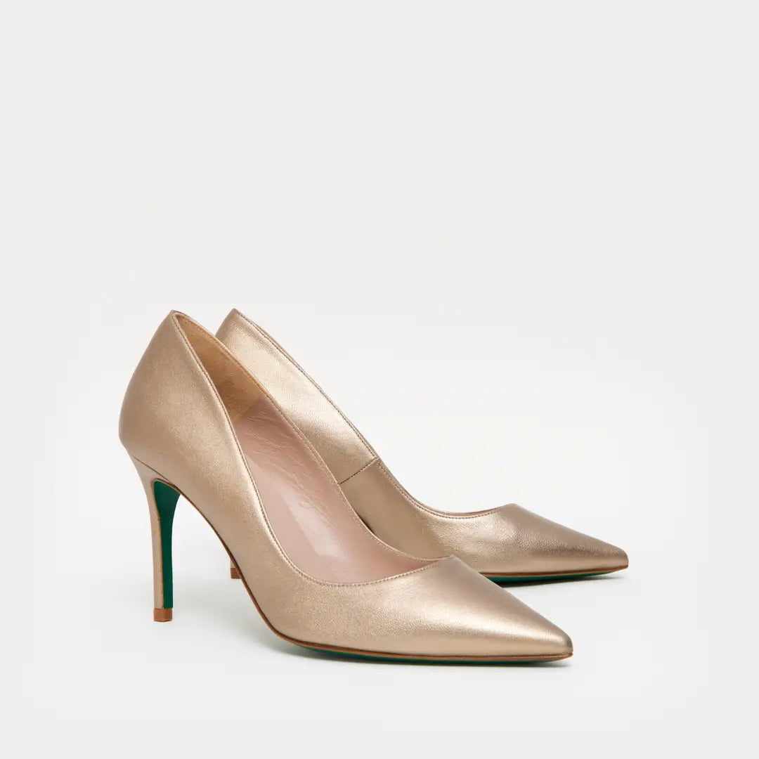 Zapatos Stilettos Viena dorados en piel metalizada.