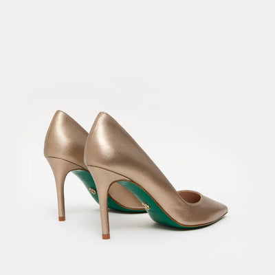 Zapatos Stilettos Viena dorados en piel metalizada.