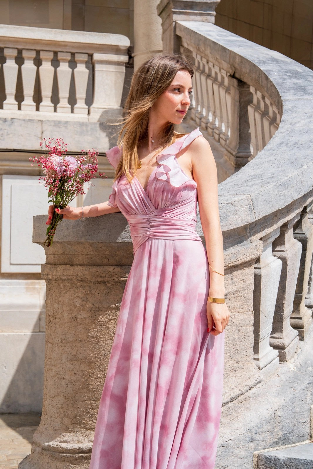 Vestido largo estilo tie-dye con volantes elegantes