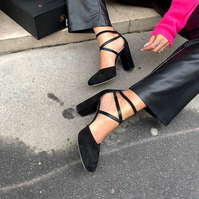 ZAPATO TERCIOPELO NEGRO CON CORREAS CRUZADAS DE SATÉN