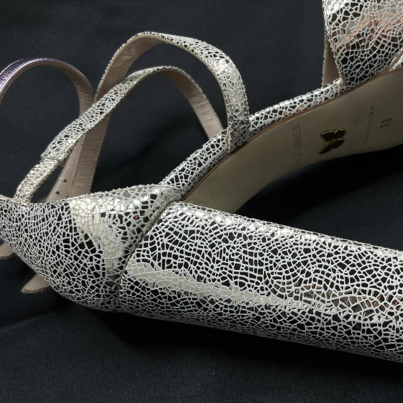ZAPATOS CON PLATAFORMA DORADA Y CORREAS CRUZADAS