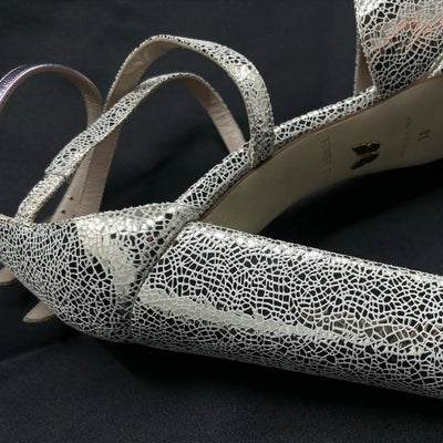 ZAPATOS CON PLATAFORMA DORADA Y CORREAS CRUZADAS