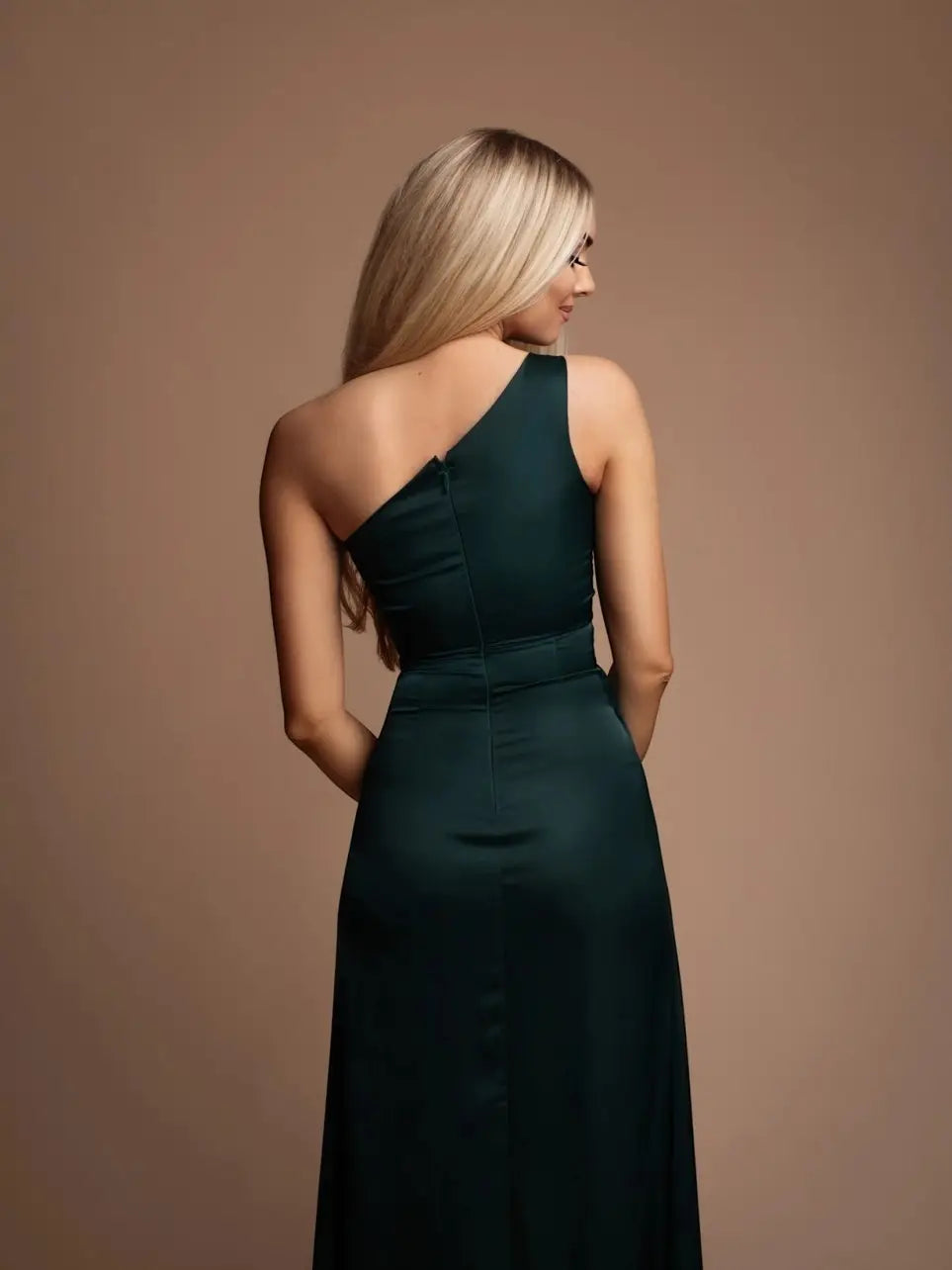 Vestido largo asimétrico fluido con abertura elegante