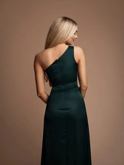 Vestido largo asimétrico fluido con abertura elegante