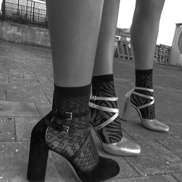 ZAPATO TERCIOPELO NEGRO CON CORREAS CRUZADAS DE SATÉN