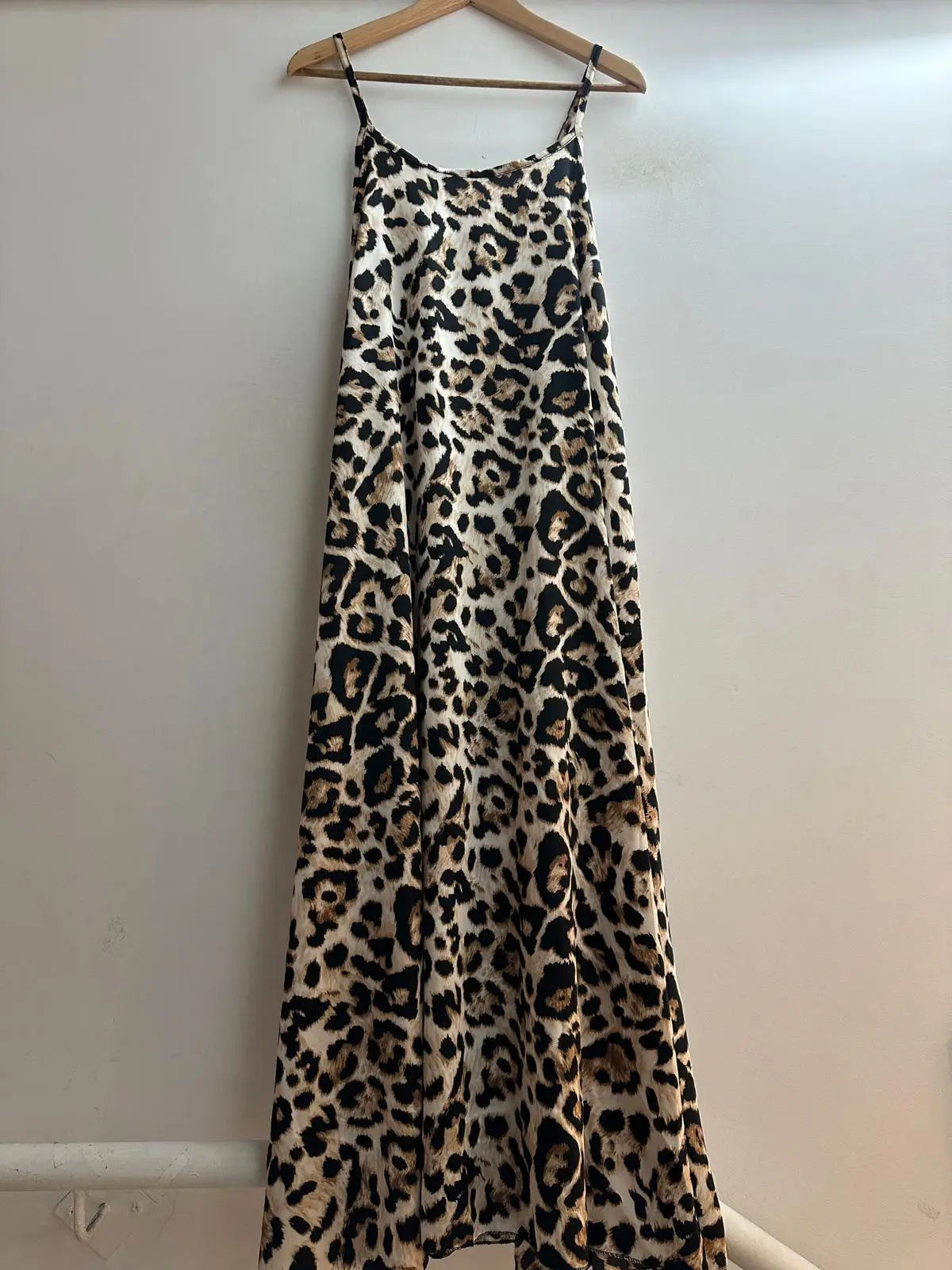 Vestido de tirantes con estampado animal.