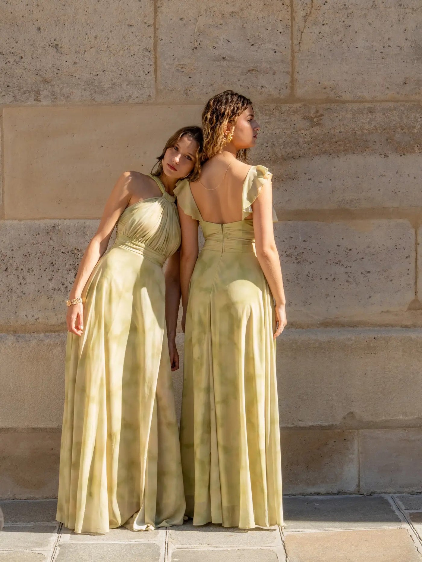 Vestido largo estilo tie-dye con volantes elegantes