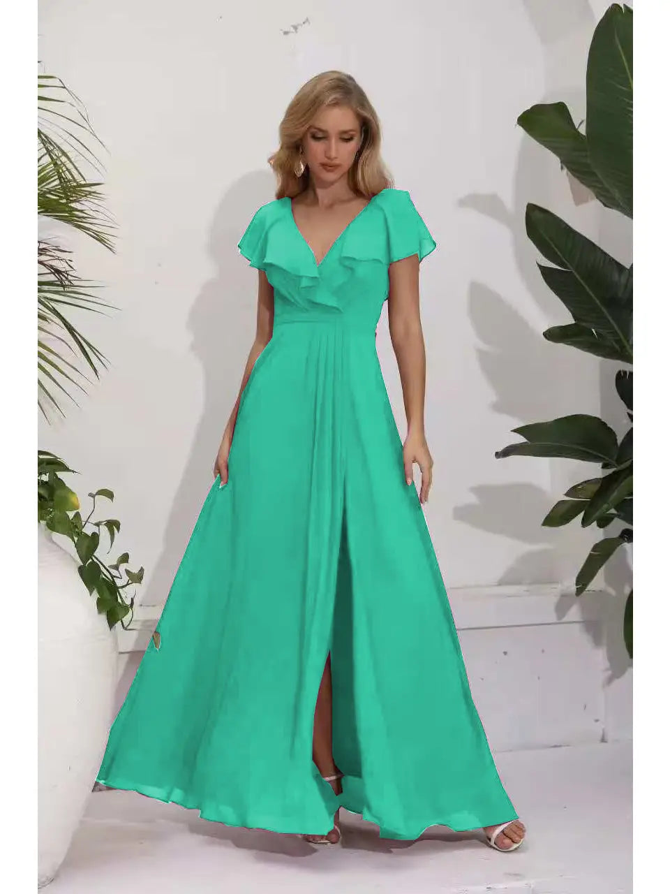Vestido de noche largo con abertura y cuello en V