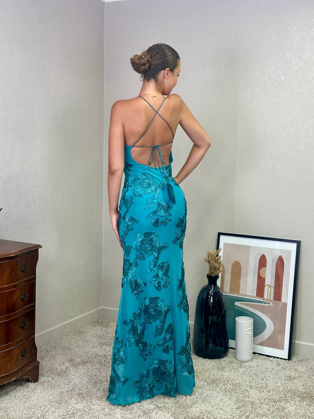 Vestido con flor de encaje y toque satinado