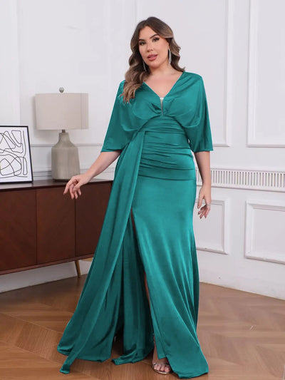 Vestido largo brillante con mangas fluidas y abertura