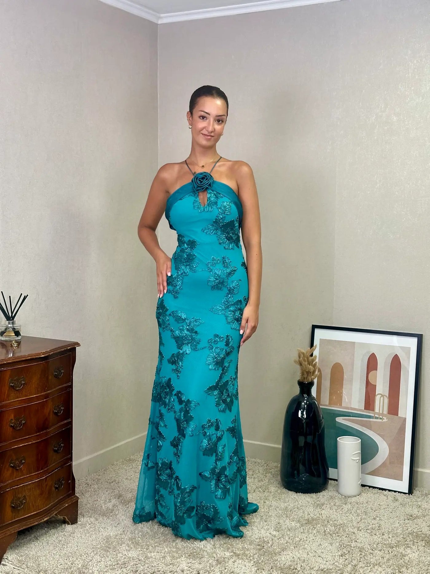 Vestido con flor de encaje y toque satinado