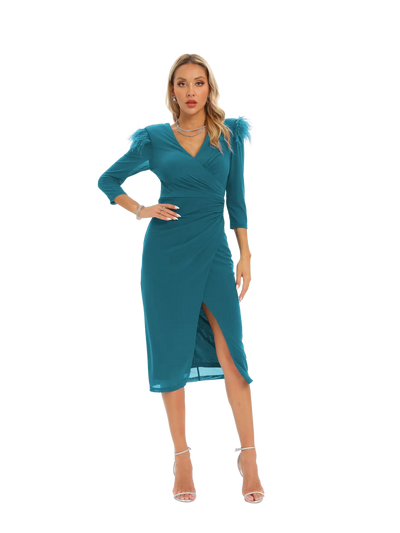 Vestido de noche corto con apertura en V