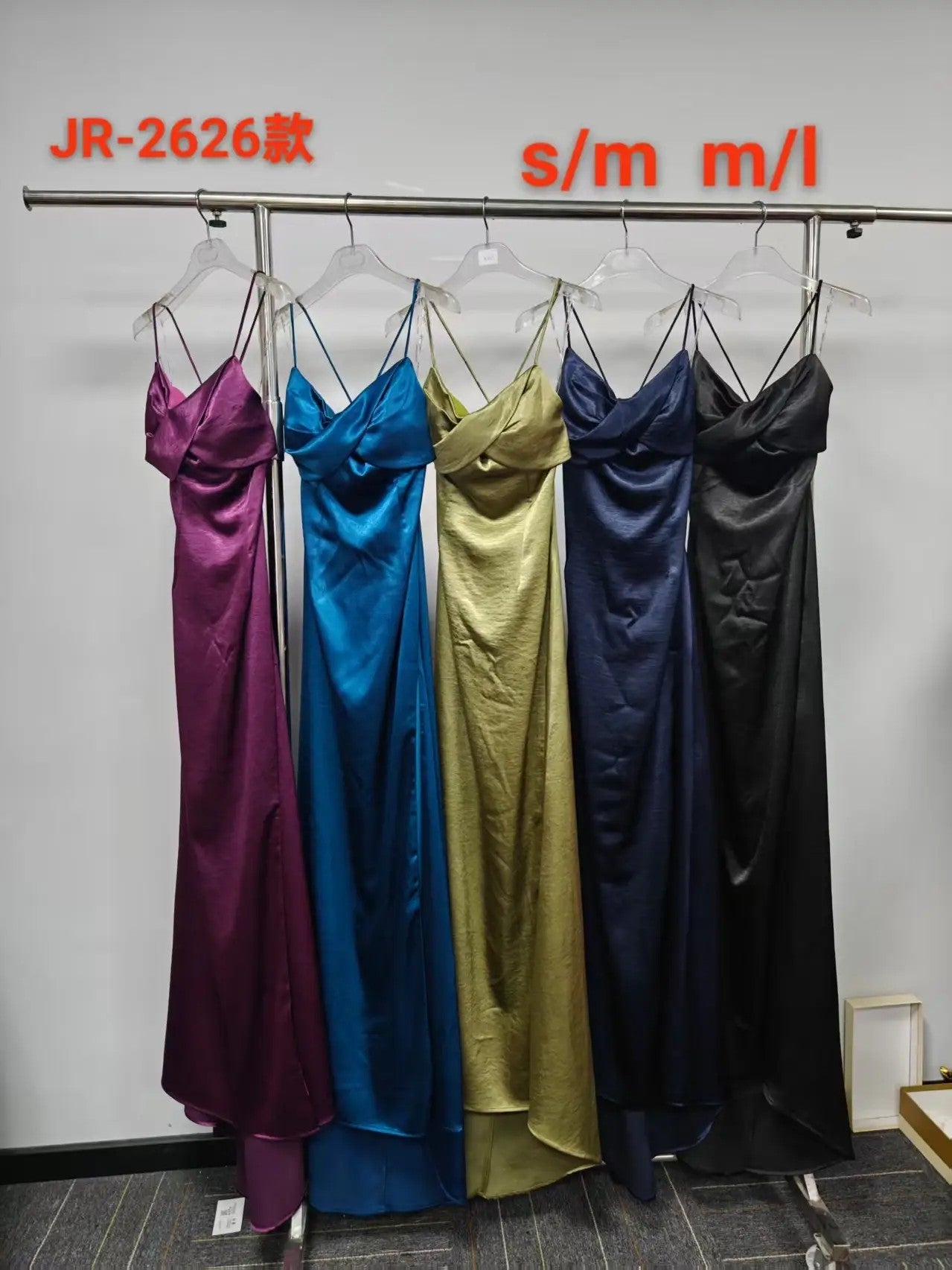 Vestido largo de satén con espalda entrelazada