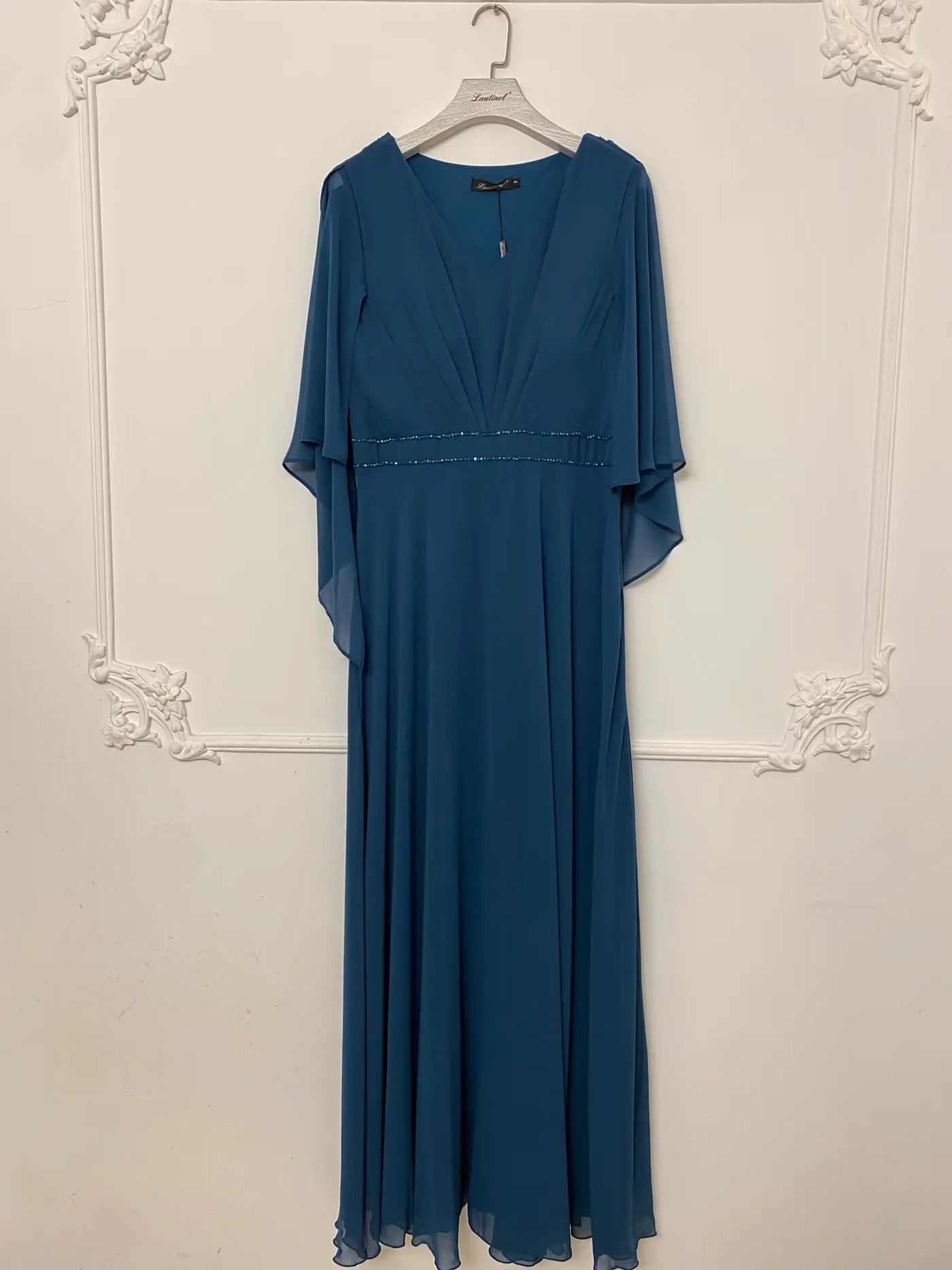 Vestido con mangas y pedreria en V