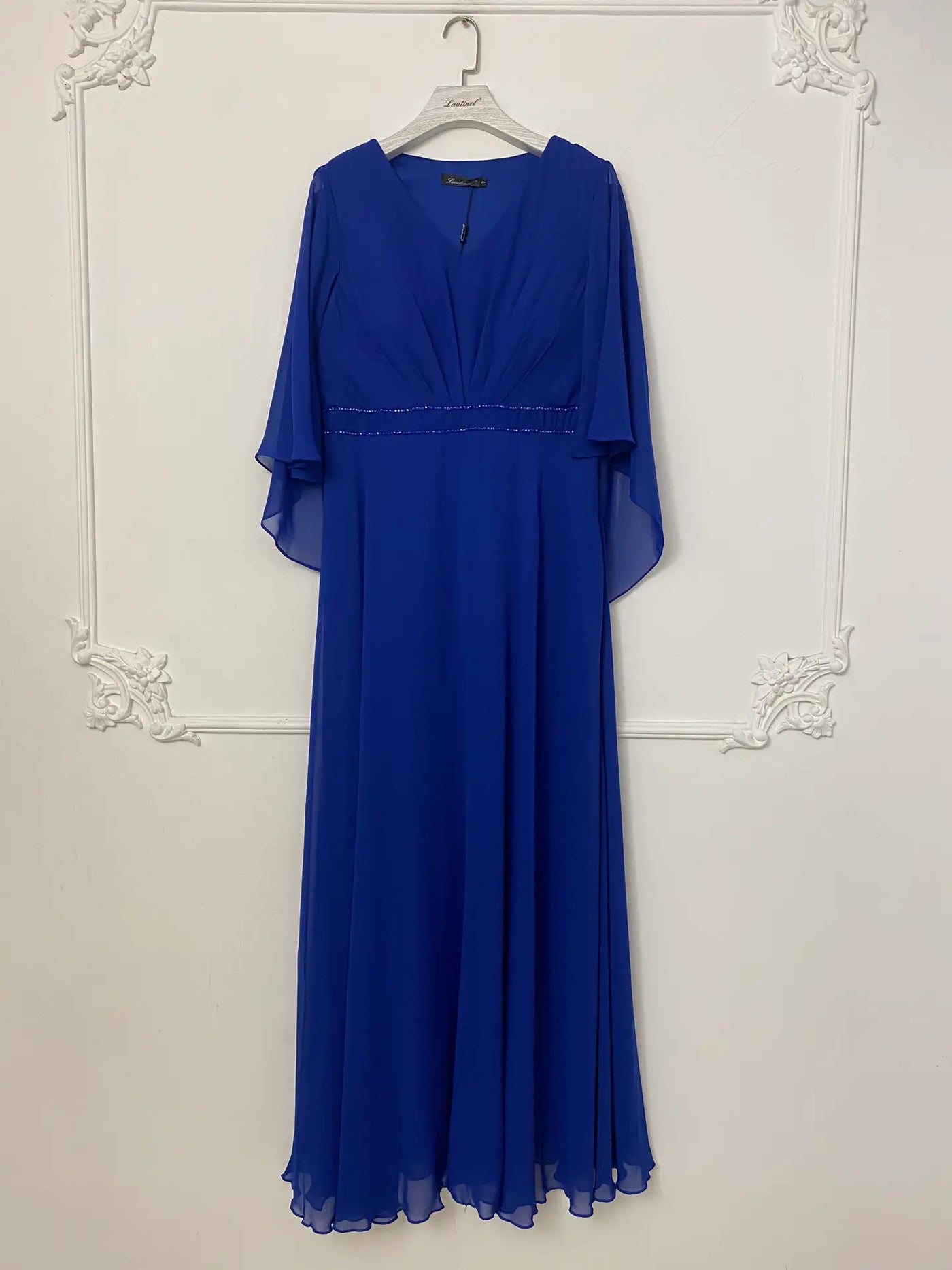 Vestido con mangas y pedreria en V