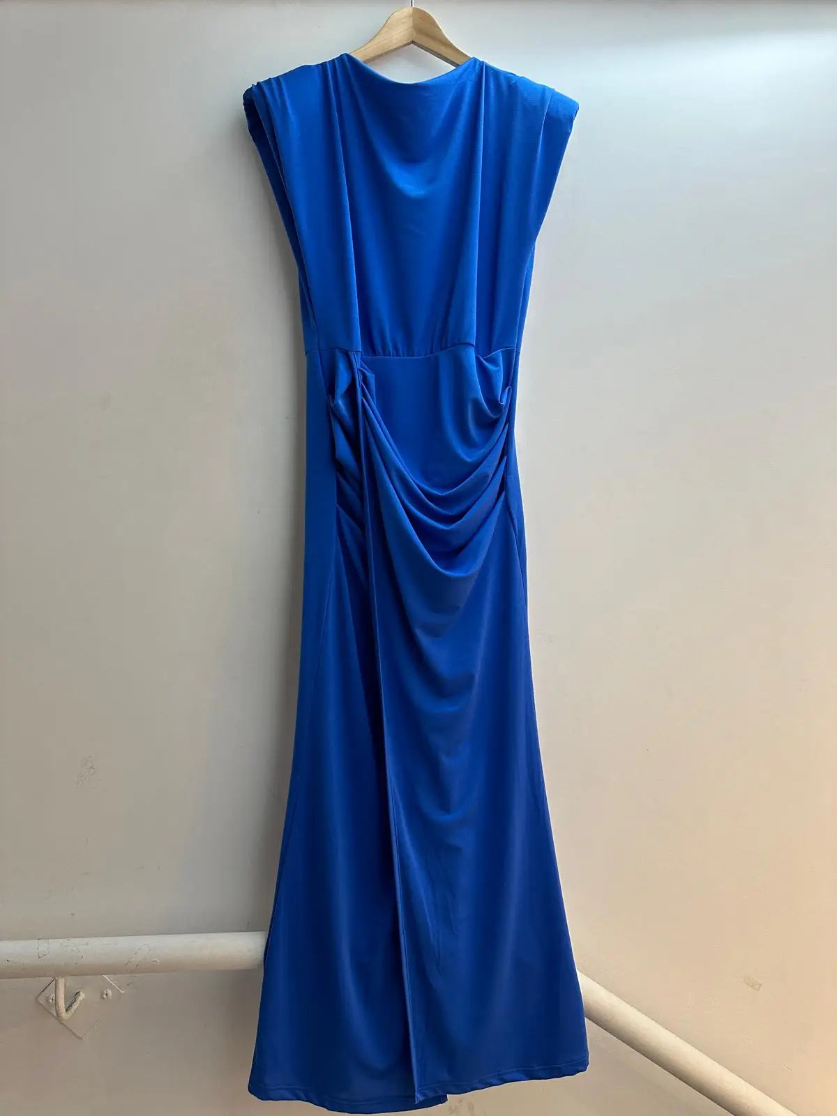 vestido largo ajustado con abertura
