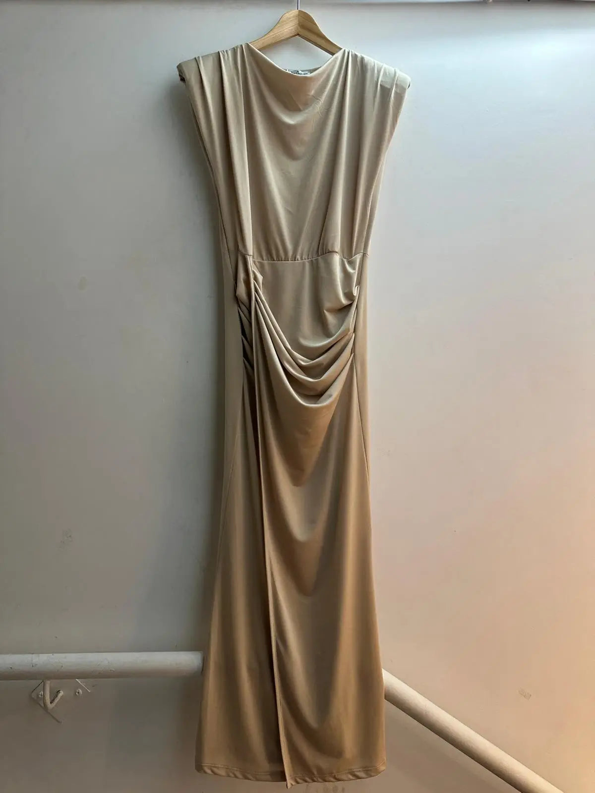 vestido largo ajustado con abertura