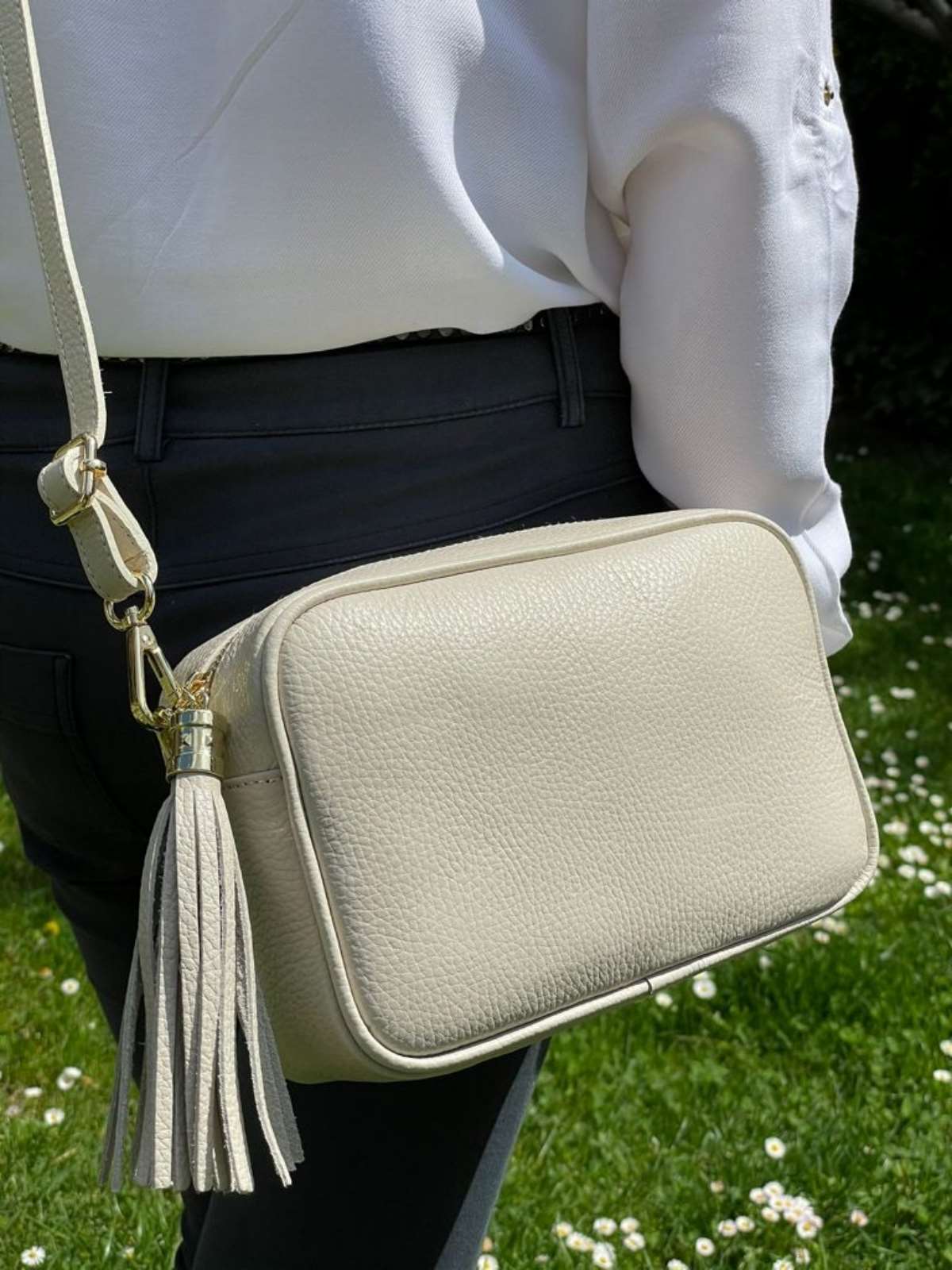 Bolso Bandolera Piel Grano Italiana con Flecos Decorativos