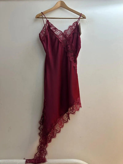 Vestido corto asimétrico de tirantes en satén