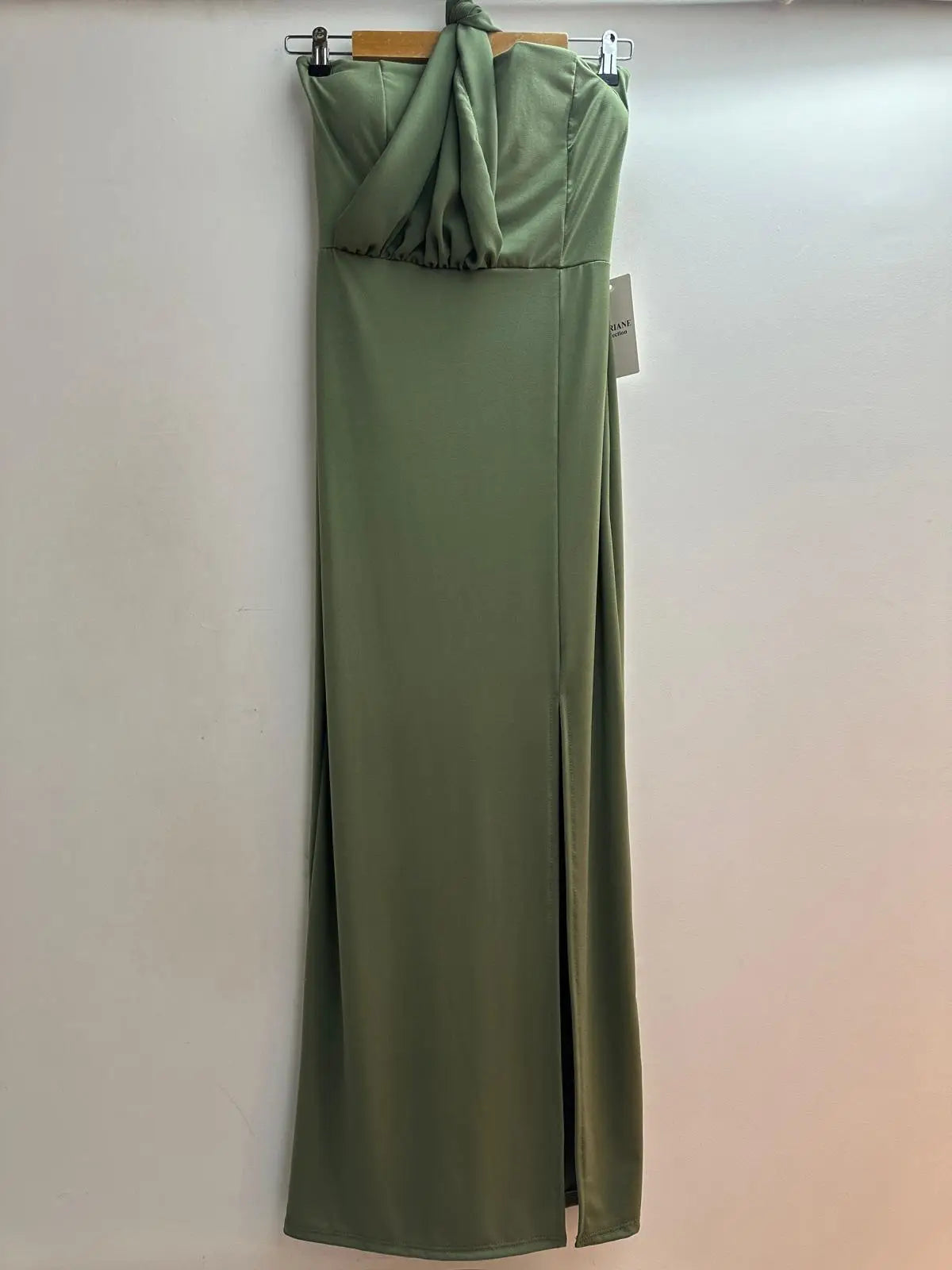 vestido sin tirantes con hombros descubiertos