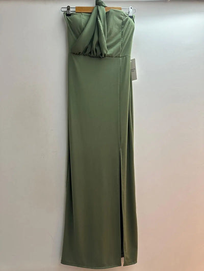 vestido sin tirantes con hombros descubiertos