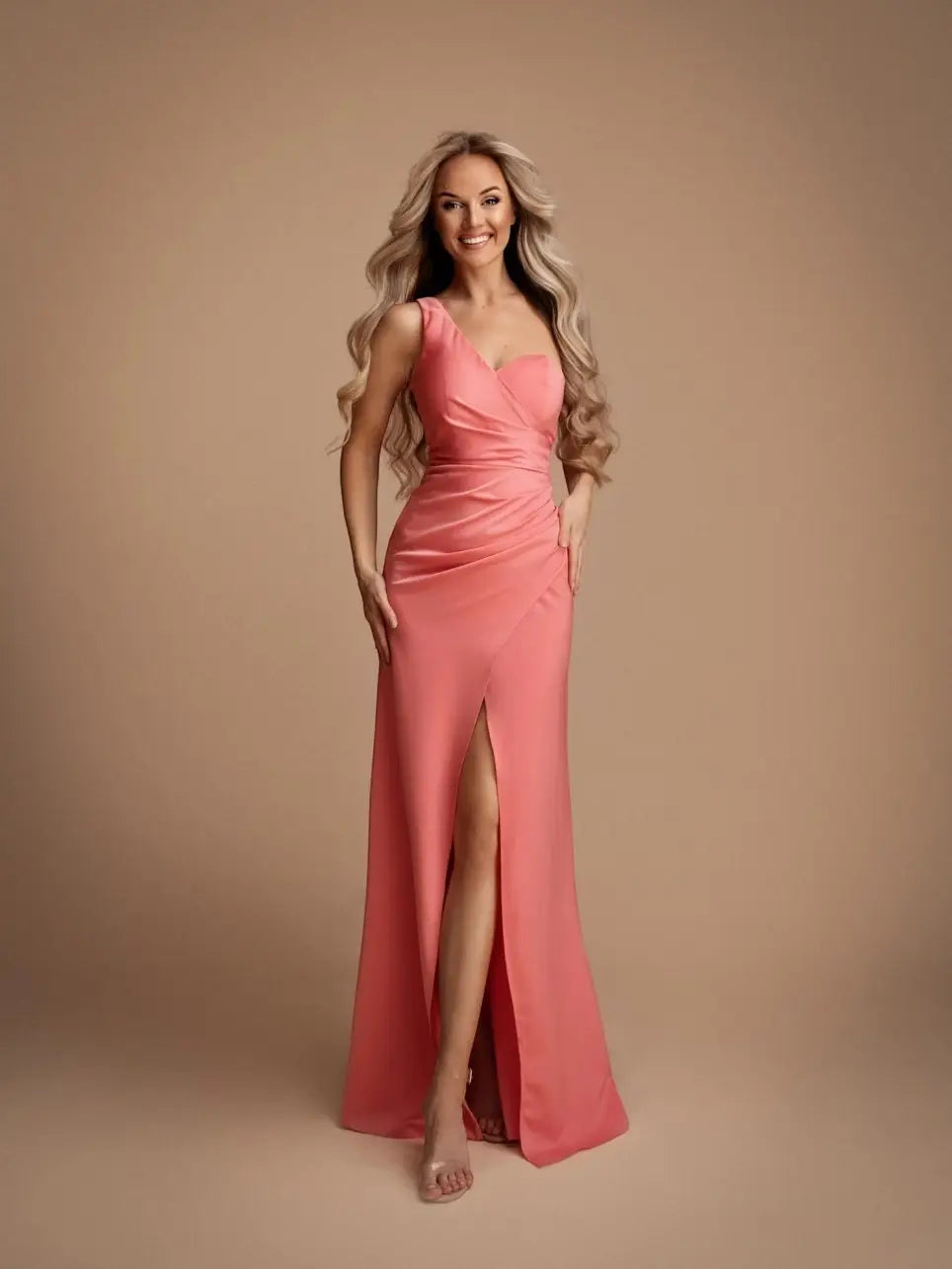 Vestido largo asimétrico fluido con abertura elegante