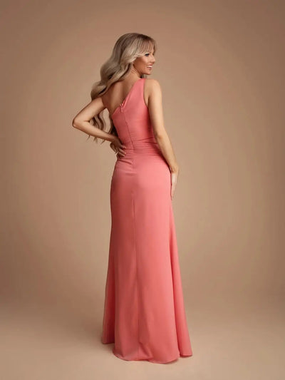Vestido largo asimétrico fluido con abertura elegante