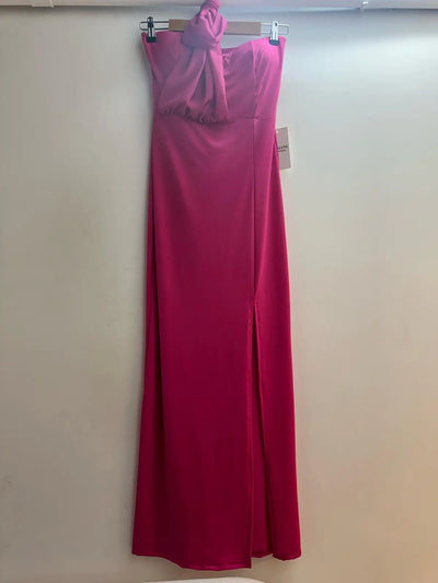 vestido sin tirantes con hombros descubiertos