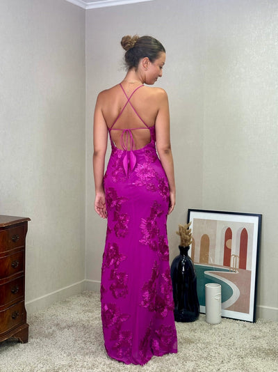 Vestido con flor de encaje y toque satinado