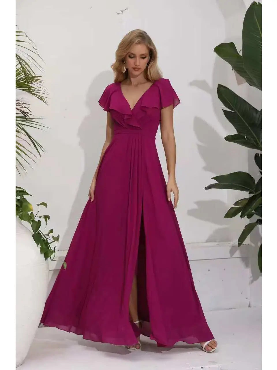 Vestido de noche largo con abertura y cuello en V