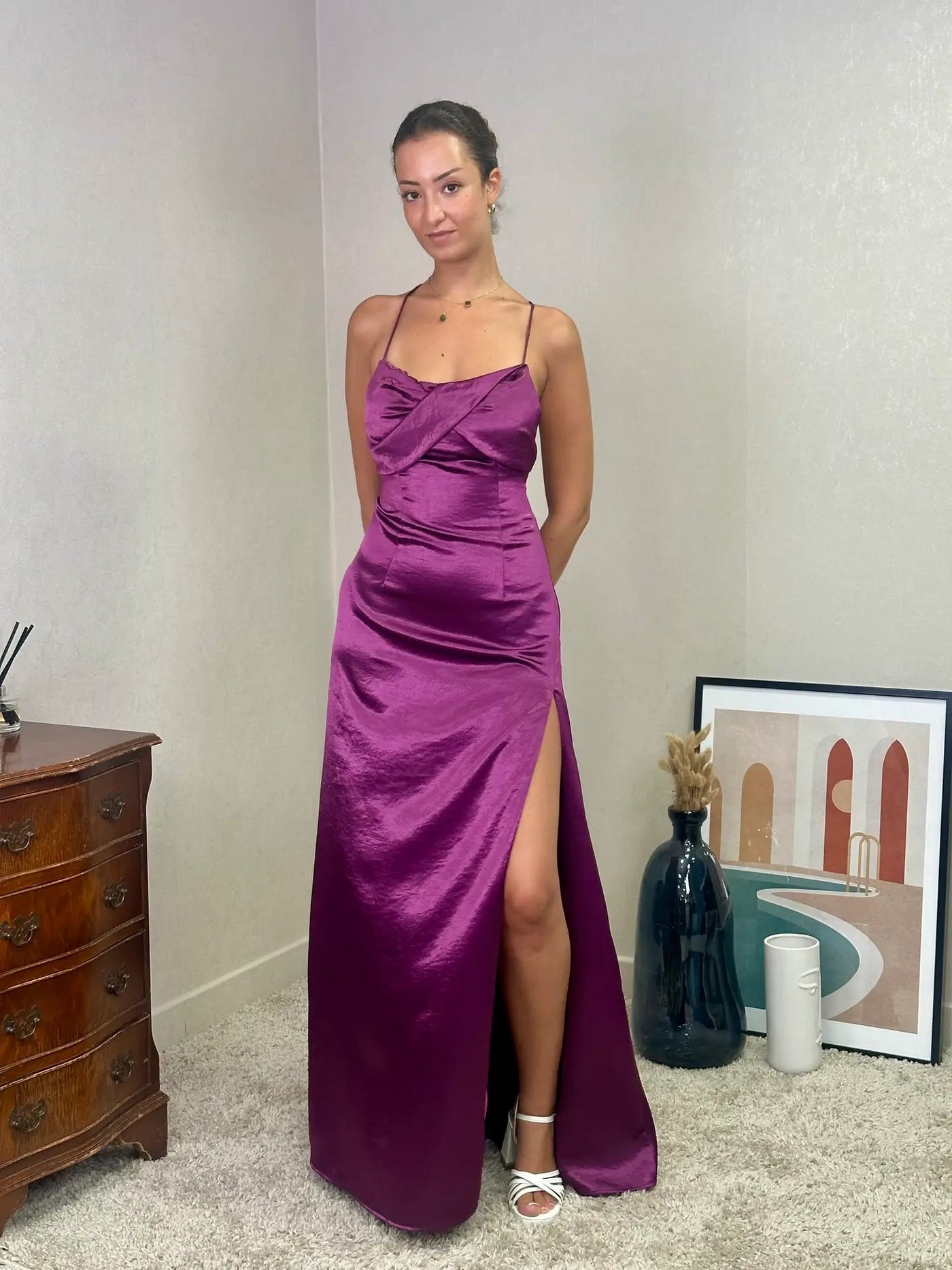 Vestido largo de satén con espalda entrelazada