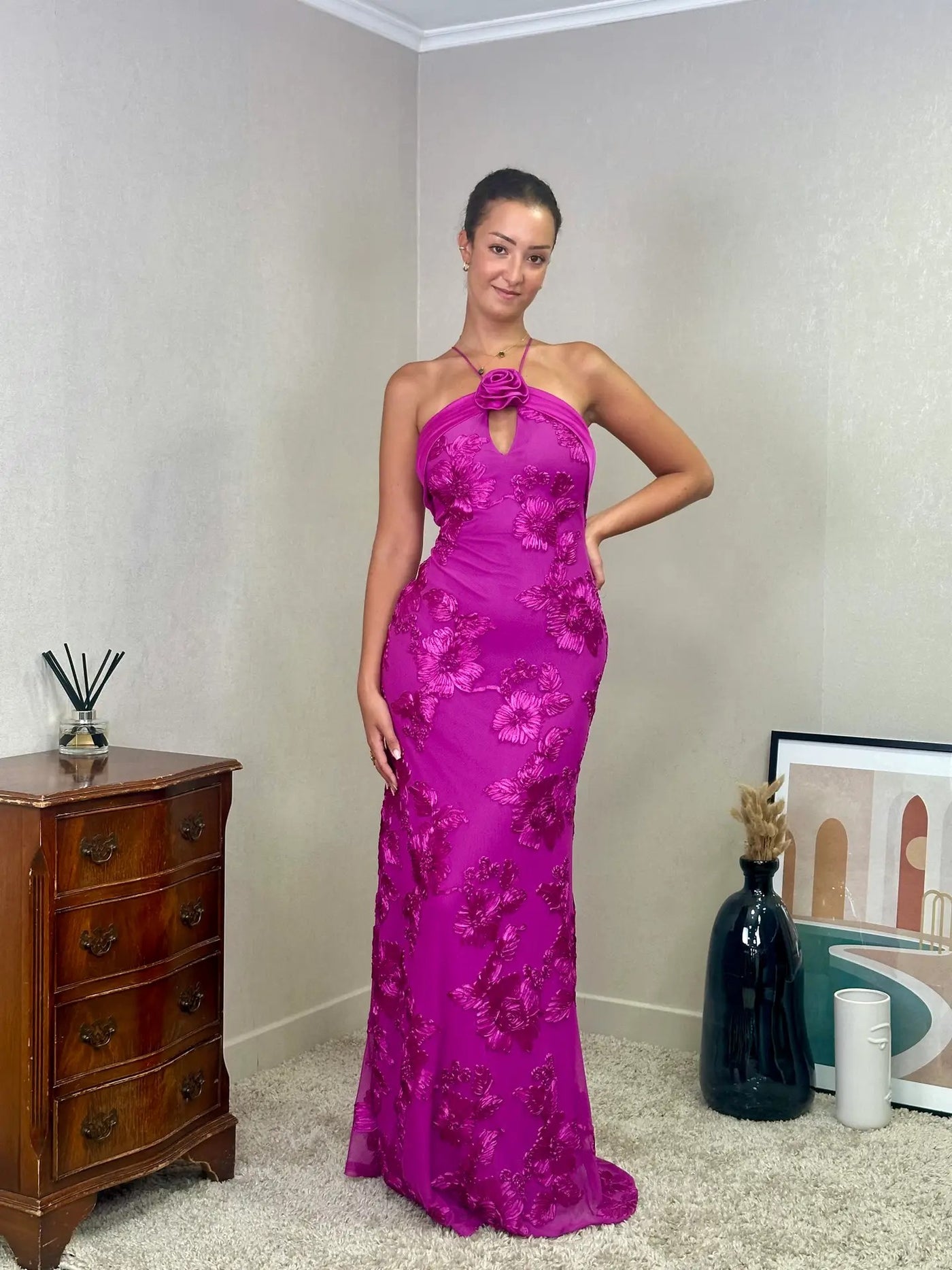 Vestido con flor de encaje y toque satinado
