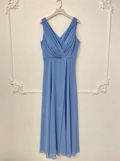 Vestido largo con abertura en cuello en V