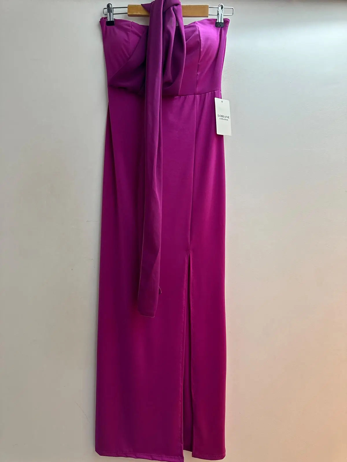vestido sin tirantes con hombros descubiertos