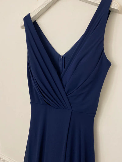 Vestido largo con abertura en cuello en V