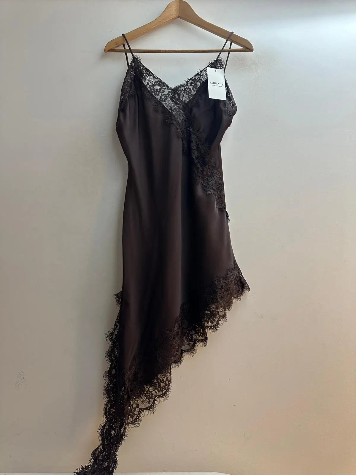 Vestido corto asimétrico de tirantes en satén