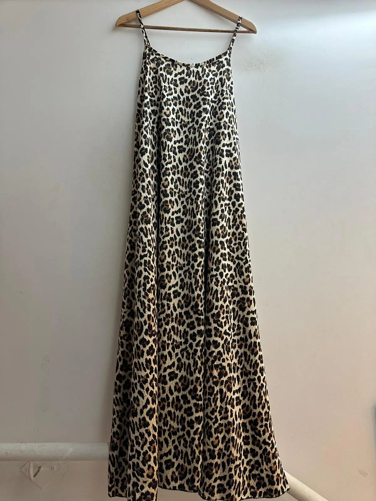 Vestido de tirantes con estampado animal.