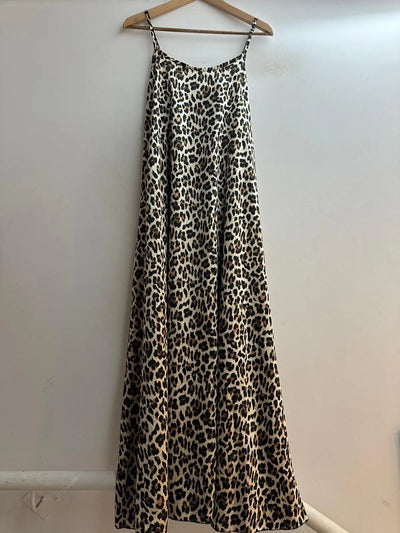 Vestido de tirantes con estampado animal.