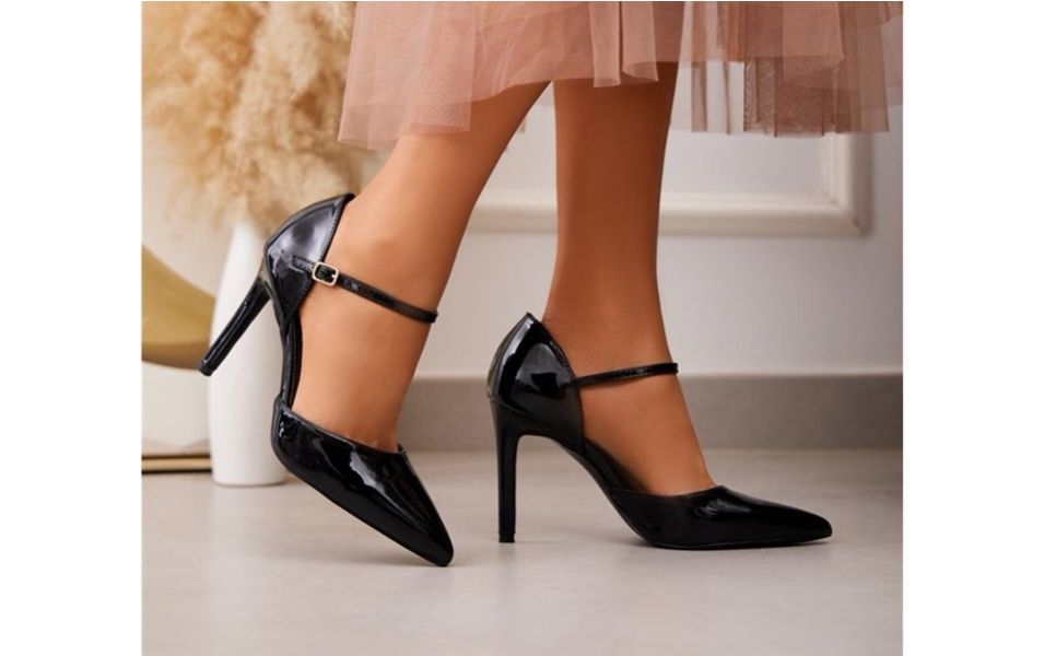 Zapato elegante en Tacón: Brillo y Sofisticación