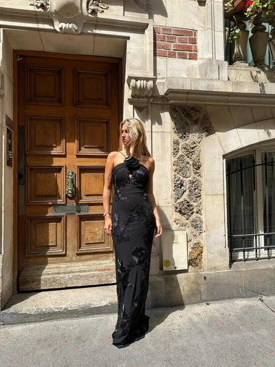 Vestido con flor de encaje y toque satinado