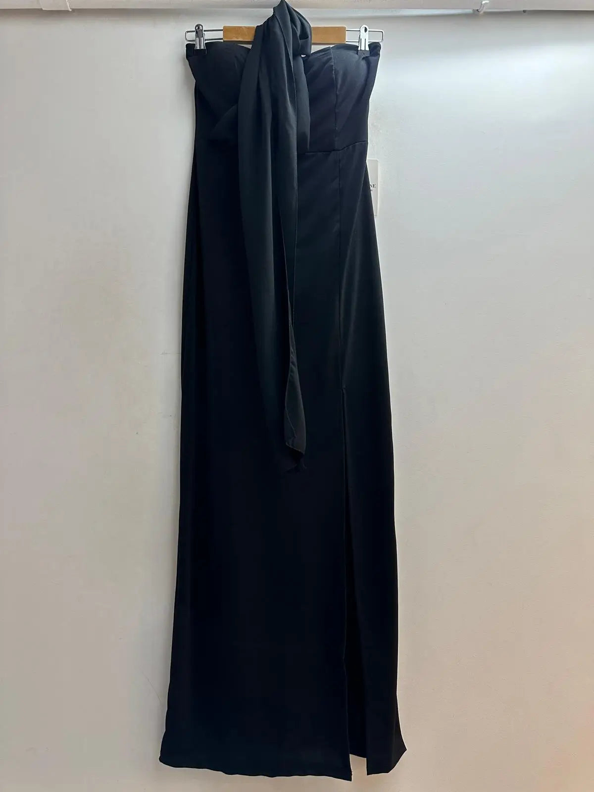 vestido sin tirantes con hombros descubiertos