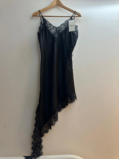 Vestido corto asimétrico de tirantes en satén