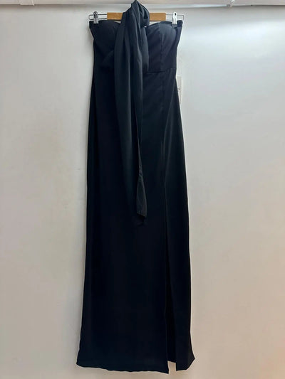 vestido sin tirantes con hombros descubiertos